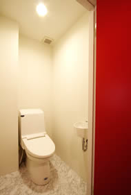 トイレは白い空間にビビットな赤い扉